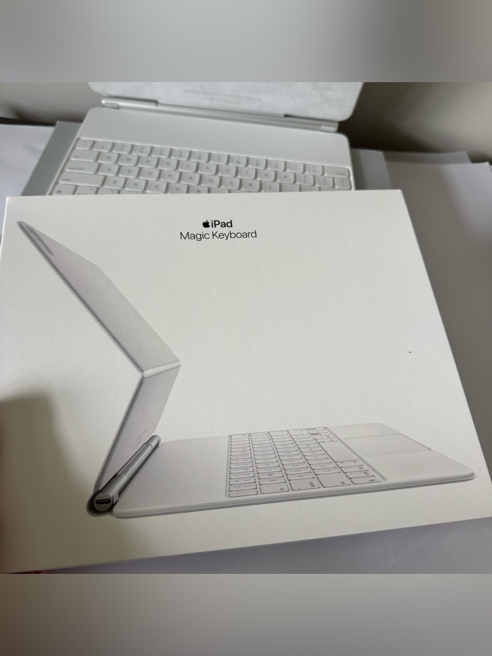 APPLE iPad Pro 12.9-inch (3rd, 4th, 5th, or 6th gen) Magic Keyboard White